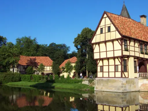 Fachwerkhäuser am Wasser, idyllisch für Veranstaltungen im Kreis Steinfurt.
