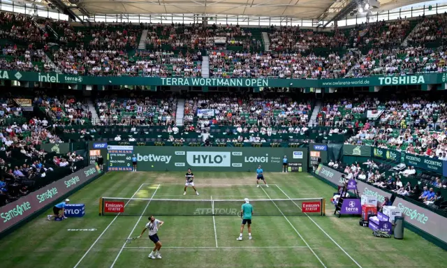 Tennismatch bei den Terra Wortmann Open in Halle Westfalen, mit vielen Zuschauern auf den Rängen.