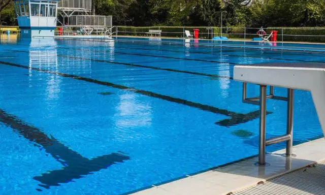 Ein leeres Schwimmbecken im Freibad Rheda, bereit für den Sprung ins kühle Nass.