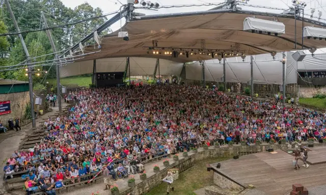 Großes Freilichttheater mit vielen Zuschauern bei Tecklenburg Veranstaltungen. Ein Schauspiel wird auf der Bühne aufgeführt.