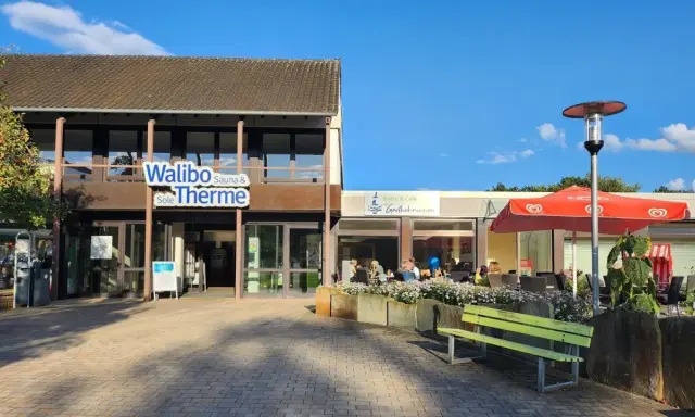 Walibo Sole Therme in Bad Waldliesborn lädt zum Entspannen ein. Ein Bistro mit Außenbereich und Sonnenschirm bietet Erfrischungen.