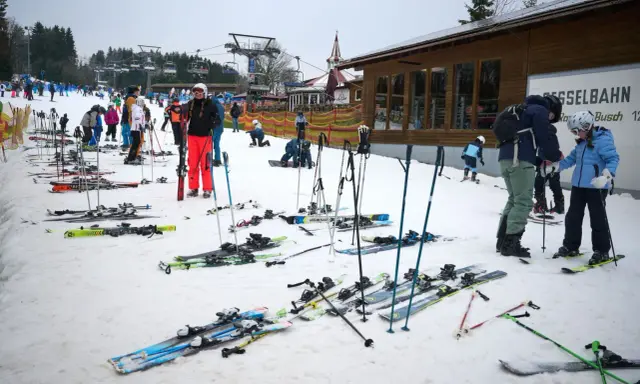 Skifahrer warten auf die Gondelbahn. Entdecke die **Winterberg Geheimtipps** für deinen nächsten Skiurlaub!