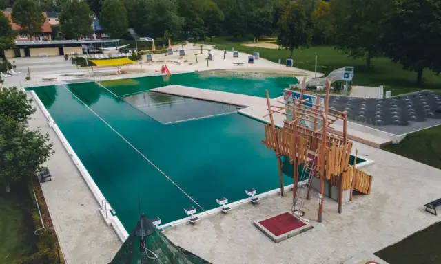 Das freibad ennigerloh bietet Badespaß mit großem Becken, Wasserrutsche, Sandstrand und Klettergerüst.
