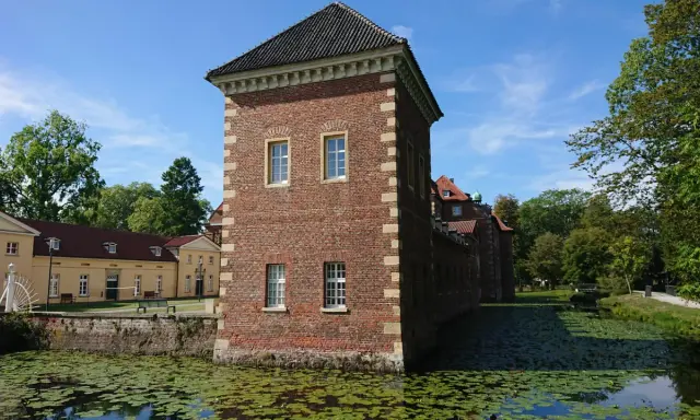 Historisches Wasserschloss mit Teich, ideal für Veranstaltungen in Velen.