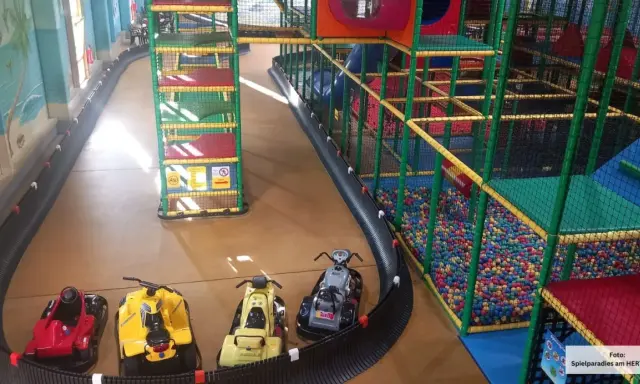Fahrspaß für die ganze Familie: Bunte Go-Karts warten auf kleine Rennfahrer im Spielparadies am Hertha-See. Tolle Veranstaltungen im Kreis Borken!
