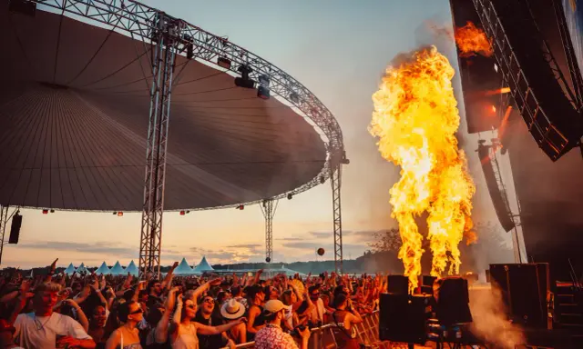 Feuersäulen bei einem Konzert in Haltern am See. Die Menge feiert ausgelassen bei den Veranstaltungen am See.