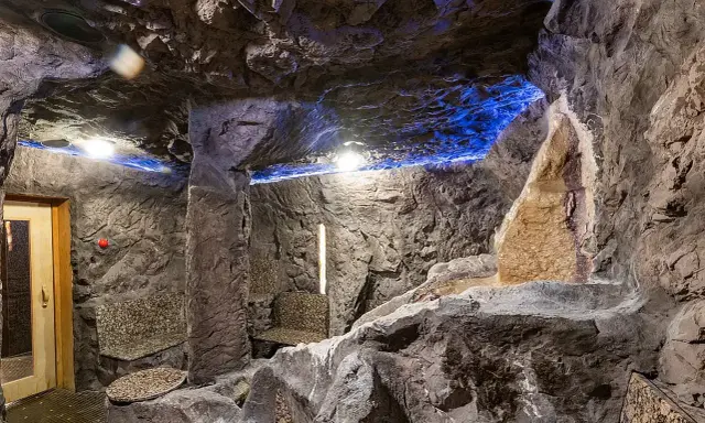 Entspannende Höhle mit Sitzbänken und blauem Licht, ein Ort zum Wohlfühlen im spa Bielefeld.