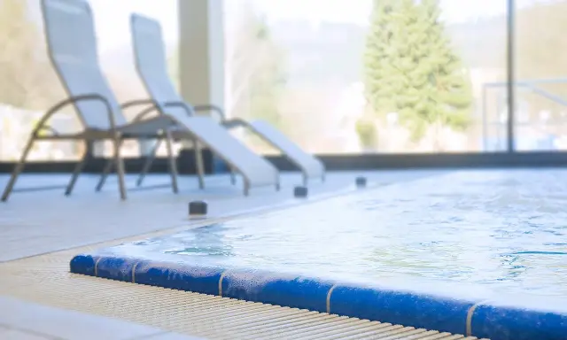 Entspannen Sie sich am Pool der Olsberg Therme. Liegestühle stehen bereit, während das Wasser sanft plätschert.