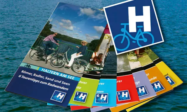 Broschüren für eine Fahrradtour in Haltern am See. Sie zeigen Radfahrer am See und bieten Tourentipps.