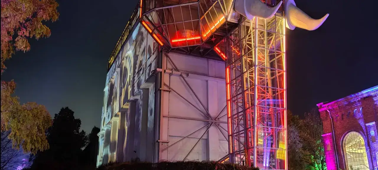 Bunte Lichter illuminieren eine Industrieanlage in NRW. Das Herbstleuchten NRW verwandelt die Nacht in ein Spektakel aus Farben und Formen.