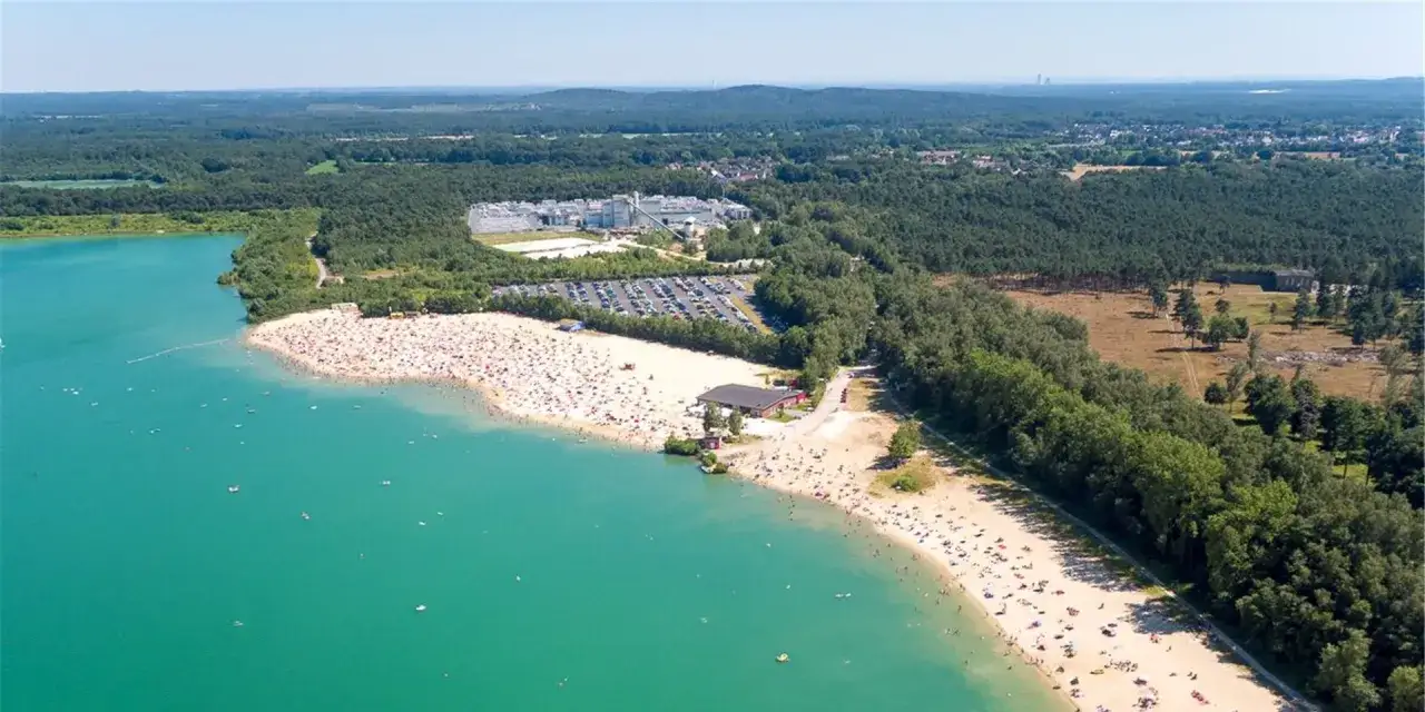 Sonniger Tag am Silbersee Haltern am See. Tausende Menschen genießen das türkisfarbene Wasser und den Sandstrand.