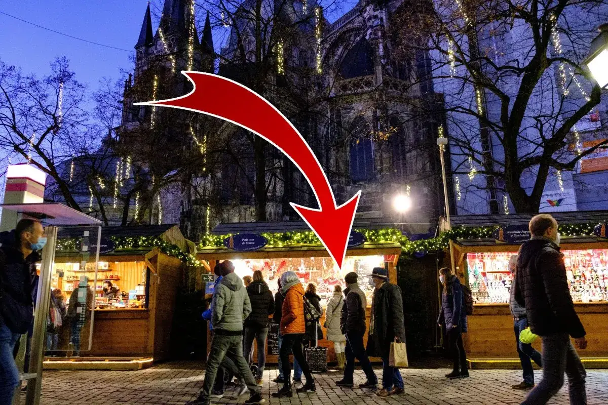 Besucher schlendern &uuml;ber den Weihnachtsmarkt vor dem Dom. Hier gibt es den besten Weihnachtsmarkt NRW.