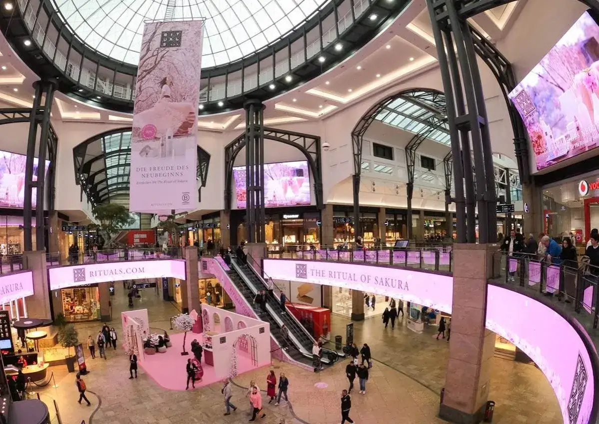 Blick in das belebte Oberhausen Centro mit einer großen Werbebanner-Aktion für