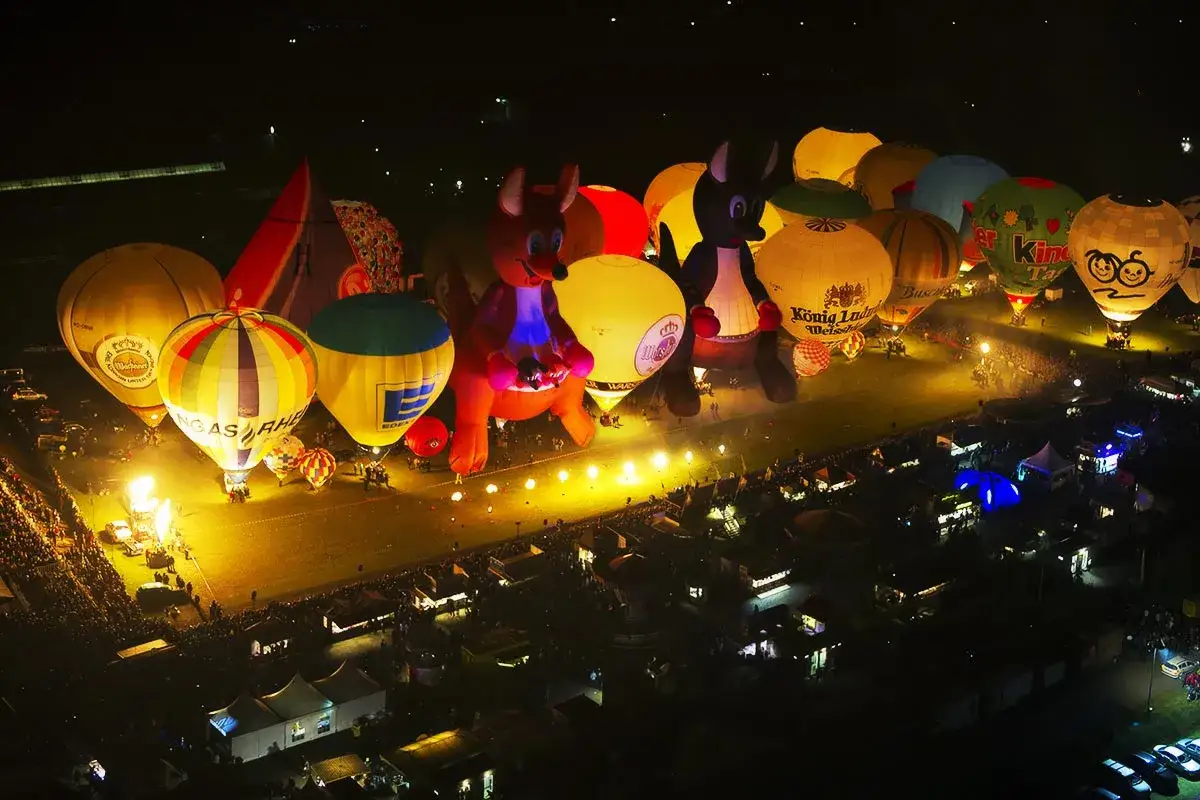 Leuchtende Ballons, darunter zwei riesige K&auml;ngurus, erhellen die Nacht bei der Warsteiner Montgolfiade.