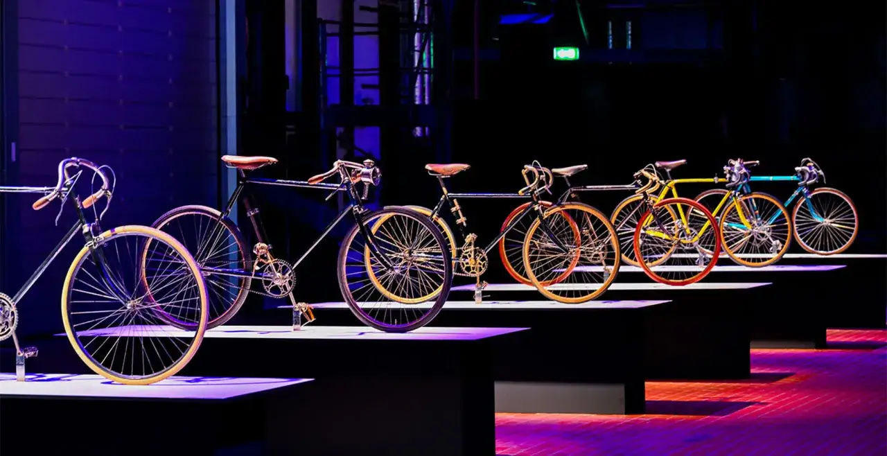 Eine Reihe von Vintage-Fahrr&auml;dern, von klassisch bis farbenfroh, pr&auml;sentiert auf einer B&uuml;hne. Ein Highlight der Fahrrad Messe.