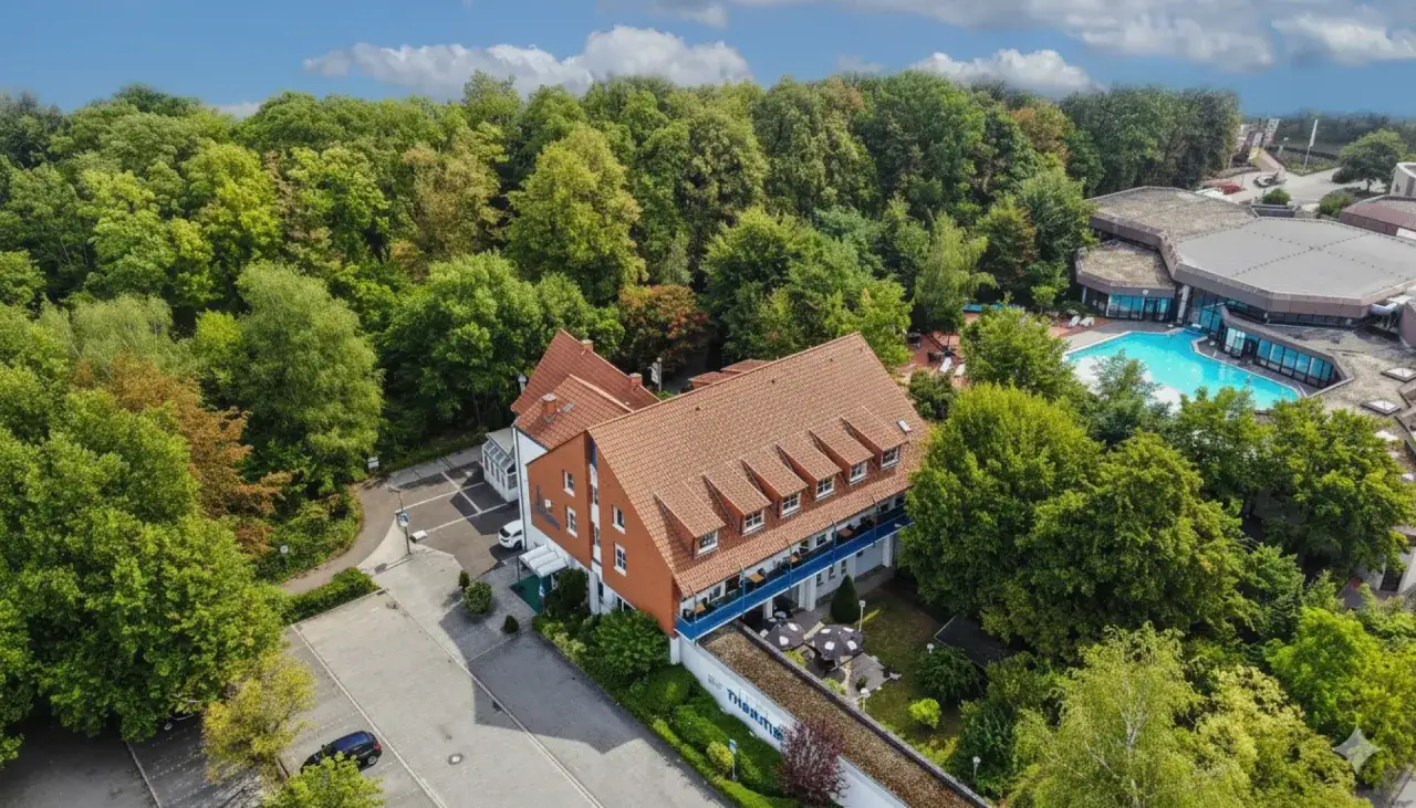 Luftaufnahme des Hotels und der Therme in Bad Westernkotten, umgeben von &uuml;ppigem Gr&uuml;n.