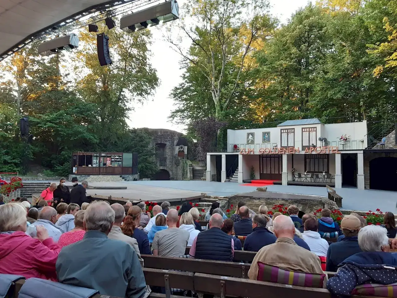 Publikum bei den Freilichtspiele Tecklenburg e.V. vor der B&uuml;hne 