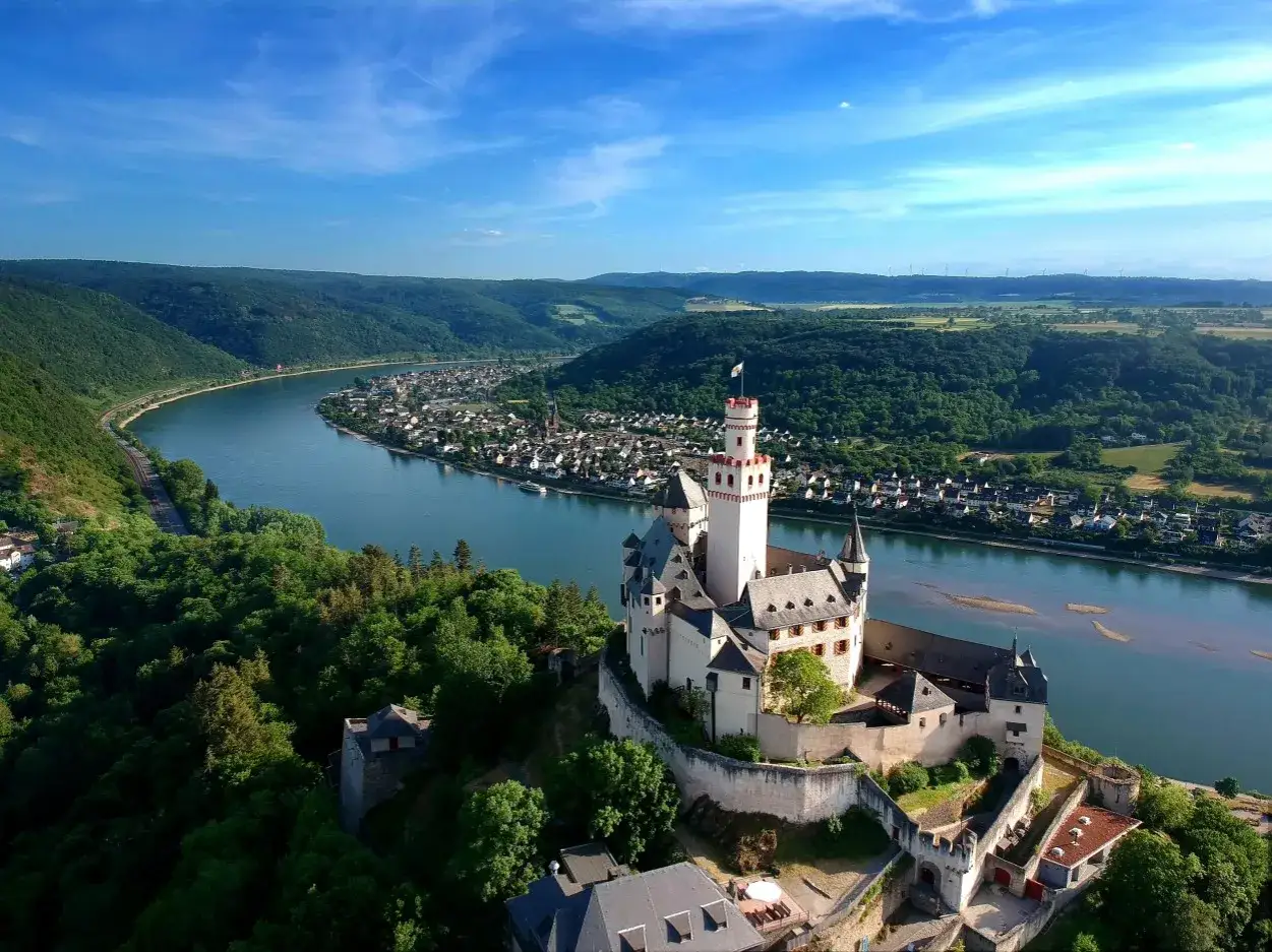 Burg Rheinfels thront über dem Rhein, ein malerisches Ziel für Ausflüge am Rhein. Die malerische Stadt und der Fluss bilden eine perfekte Kulisse.