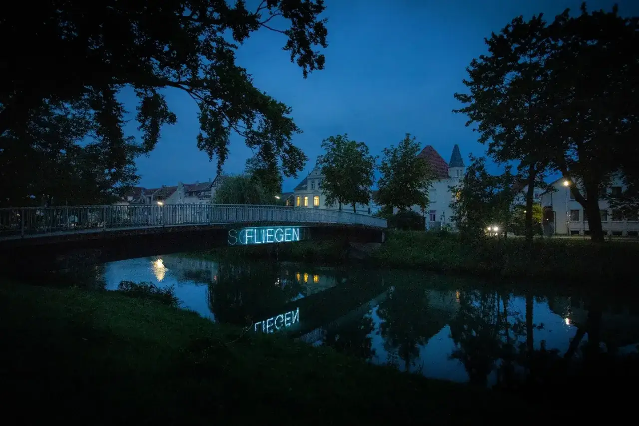 Brücke mit Neonschriftzug