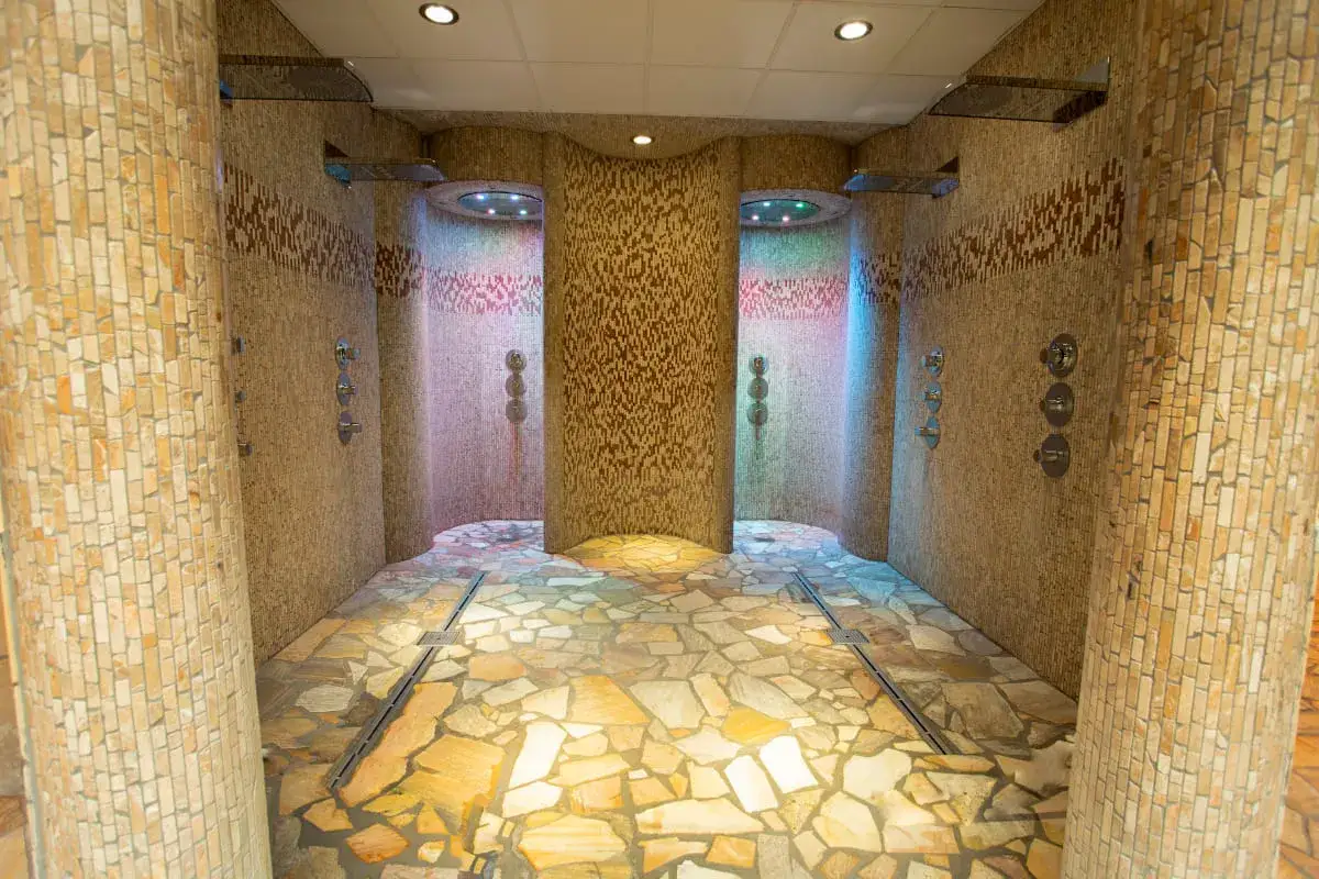Moderne Duschen mit Mosaikwänden und stimmungsvoller Beleuchtung in der Therme Herford.
