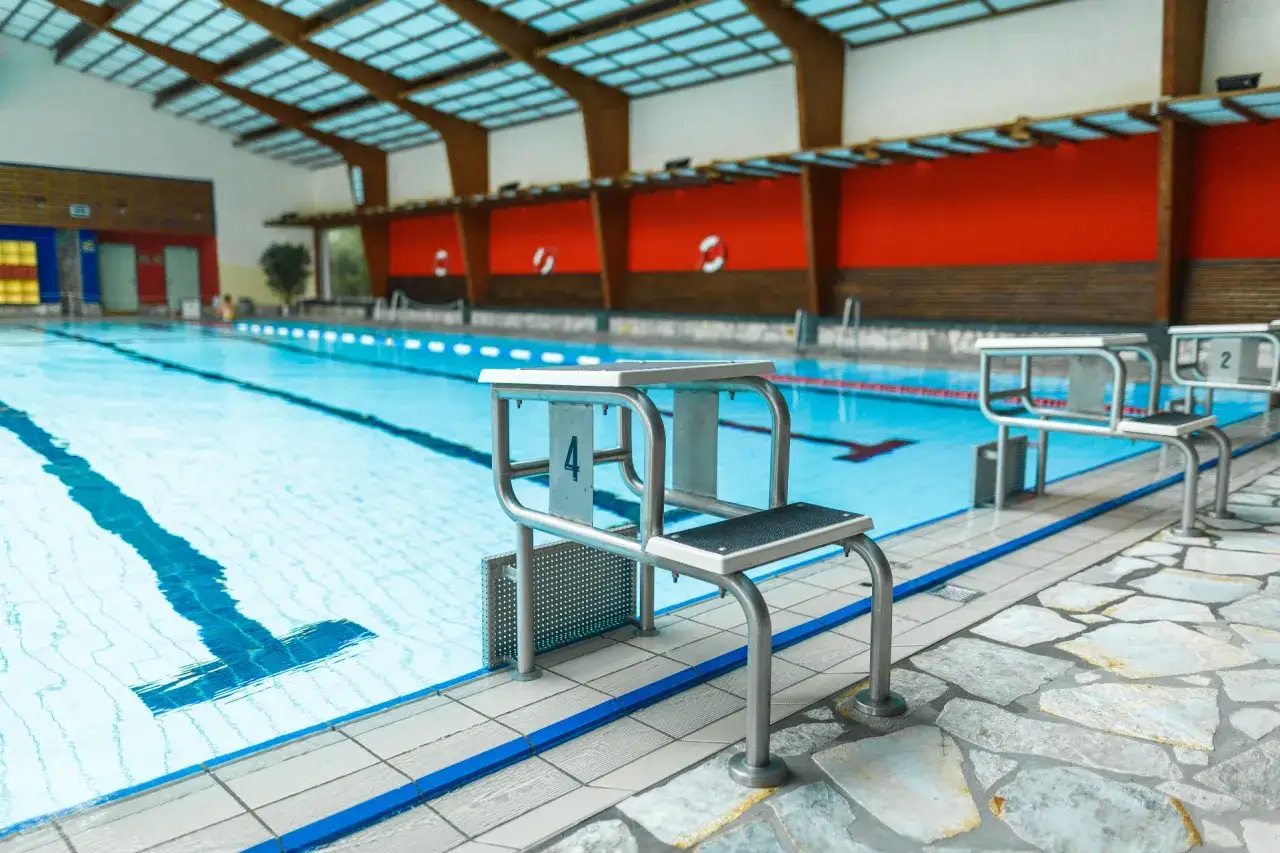 Startklar am Startblock 4 im Parkbad Versmold. Das Schwimmbecken ist bereit f&uuml;r Wettk&auml;mpfe.