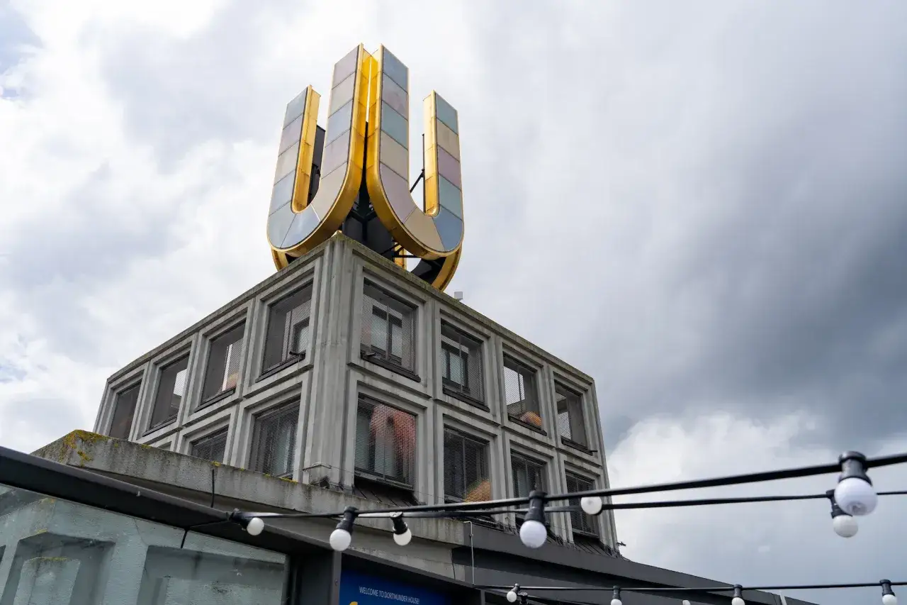 Das Dortmunder U, ein Wahrzeichen f&uuml;r Dortmund Tourismus, ragt mit seinem bunten 