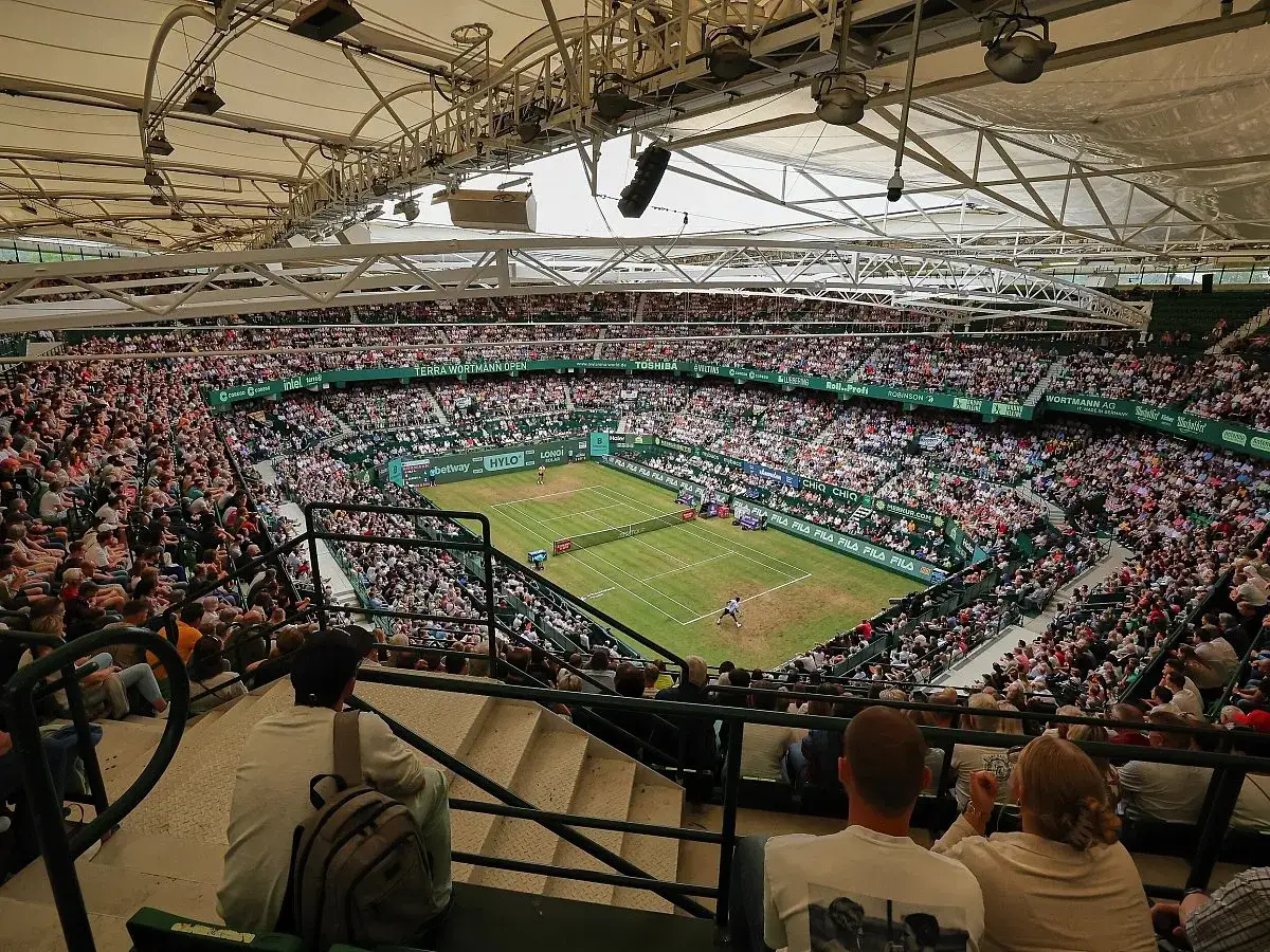 Volles Stadion beim Terra Wortmann Open. Tennisspieler auf dem Platz, Zuschauer auf den R&auml;ngen.