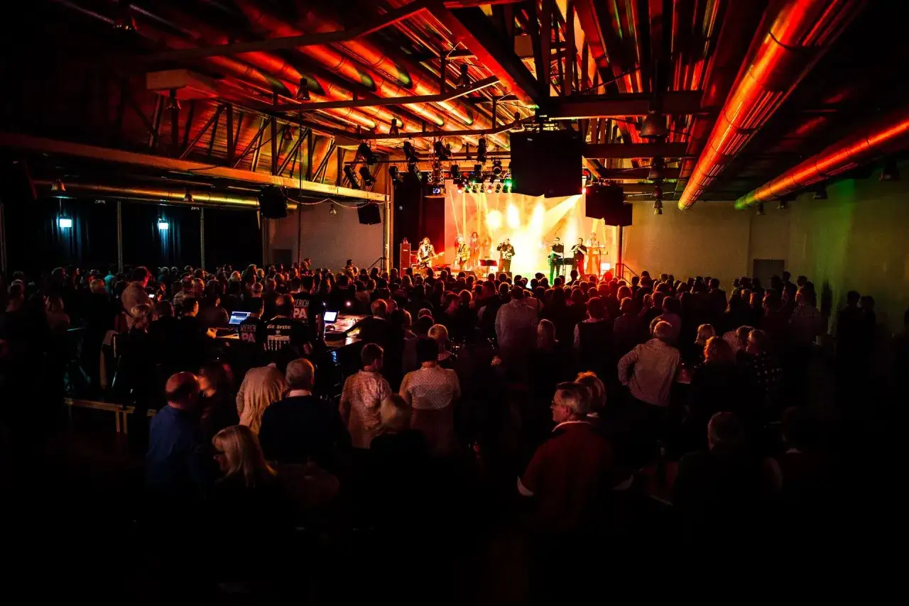 Konzert in Emsdetten mit Band auf der B&uuml;hne und vielen Zuschauern. Tolle Beleuchtung bei den Emsdetten Veranstaltungen.