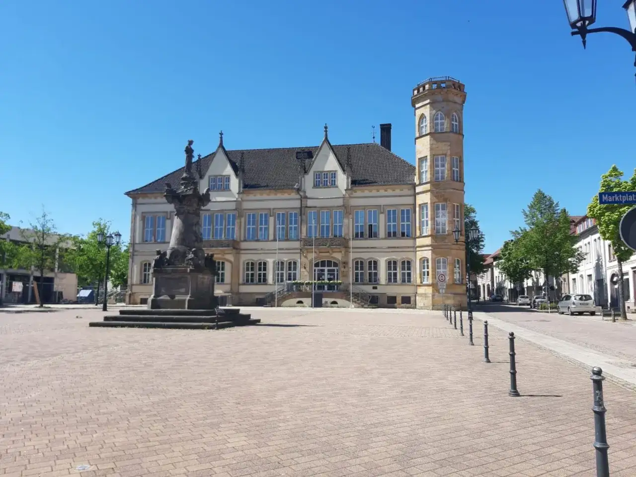 Marktplatz in Horn-Bad Meinberg Altstadt mit Rathaus und Denkmal an einem sonnigen Tag.