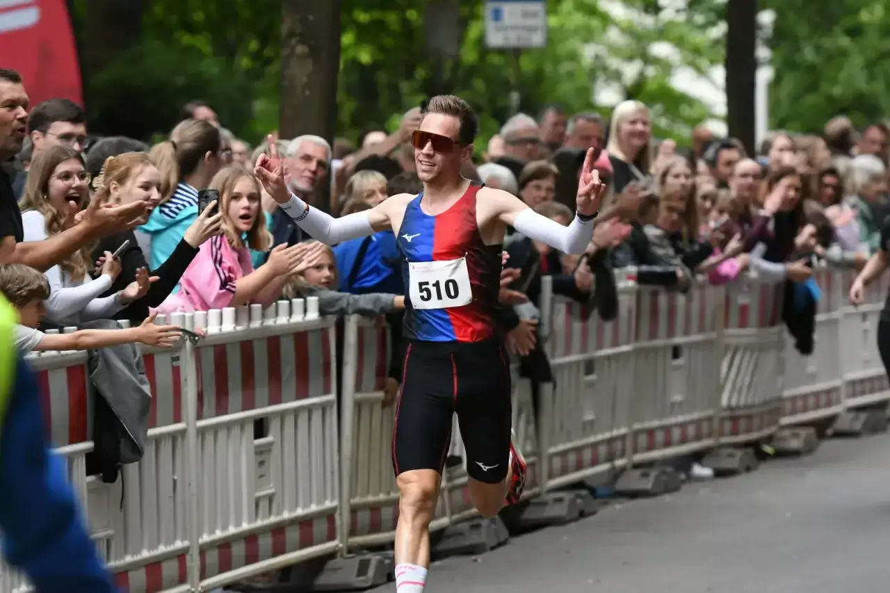 Läufer mit Startnummer 510 jubelt beim Stadtlauf Bad Oeynhausen, winkt der Menge zu.