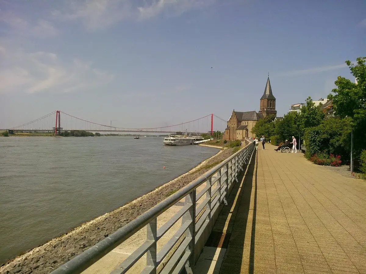Spaziergang an der Rheinpromenade Emmerich mit Blick auf die imposante Br&uuml;cke und die Kirche.