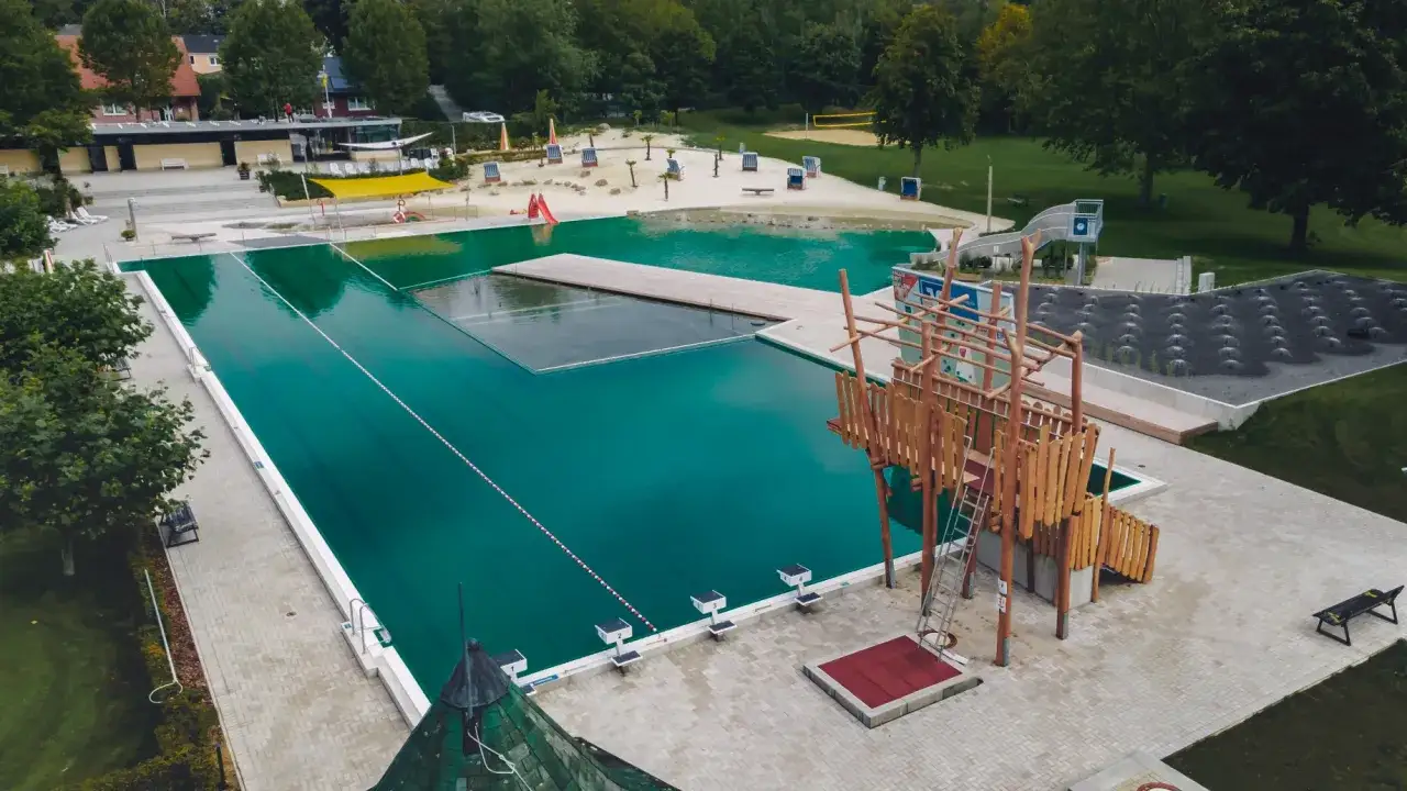 Das Freibad Ennigerloh bietet mit seinem großen Becken, Sandstrand und Spielgerüst Spaß für die ganze Familie.