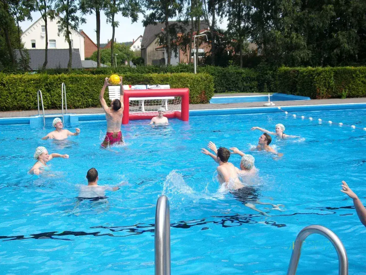 Wasserspiele im Freibad Barntrup: Eine Gruppe spielt Wasserball mit einem aufblasbaren Tor.