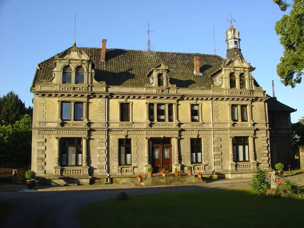 Prachtvolle Kaiservilla in Minden mit detailreicher Fassade, Mansarddach und einem markanten Turm.