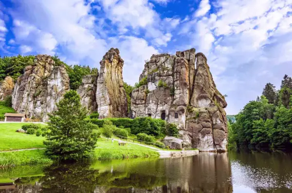 Beeindruckende Felsformationen am Wasser laden zum Wandern in NRW ein. Ein idyllischer Ort für Naturliebhaber.