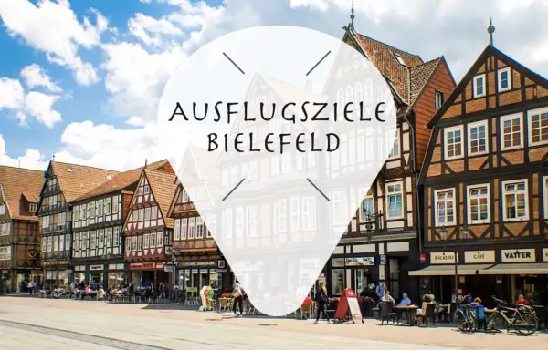 Ein Tag in Bielefeld: Fachwerkhäuser säumen die Straße, Menschen sitzen in Cafés.
